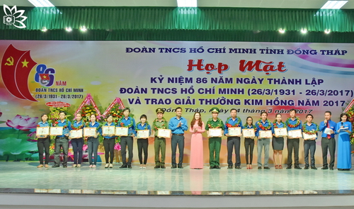 Lãnh đạo Tỉnh Đoàn trao giải thưởng Kim Hồng cho các tập thể, cá nhân có nhiều đóng góp cho công tác Đoàn trong thời gian qua